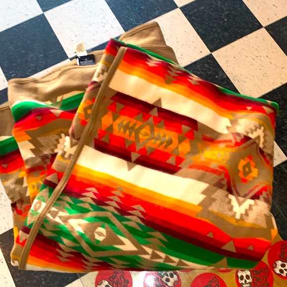 GORGEOUS Brand New Pendleton Blanket - Picture 2 of 5